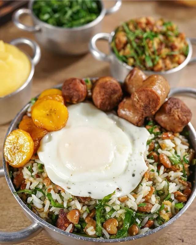Mexido mineiro na panelinha de alumĂnio, com ovo frito, banana, linguiça e couve