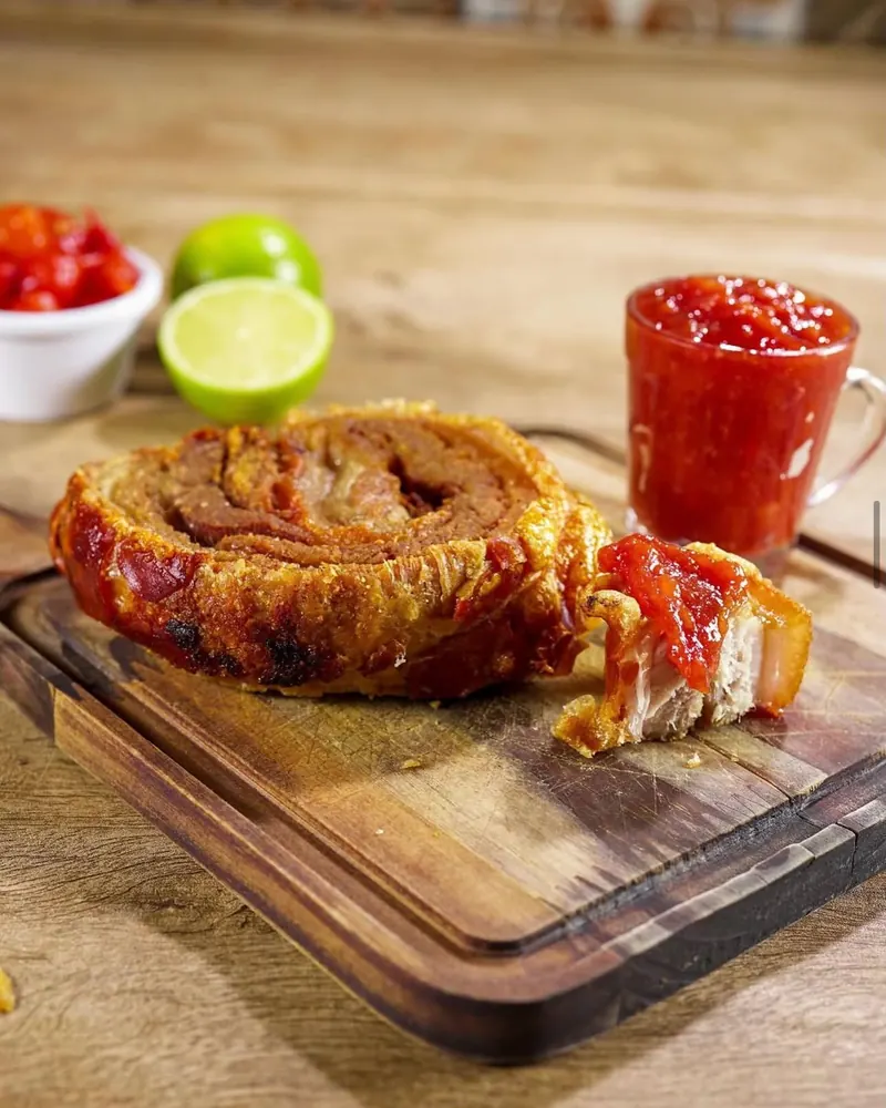 Torresmo de rolo gourmet na tábua, com geleia de pimenta e limão